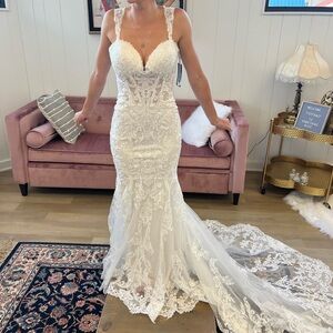 Elegant Lace, mermaid style Wedding Dress